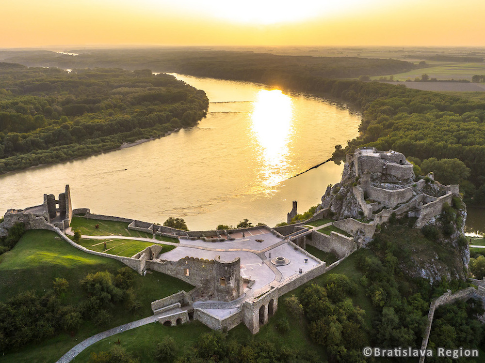 Tematické kultúrne cesty na území západného Slovenska